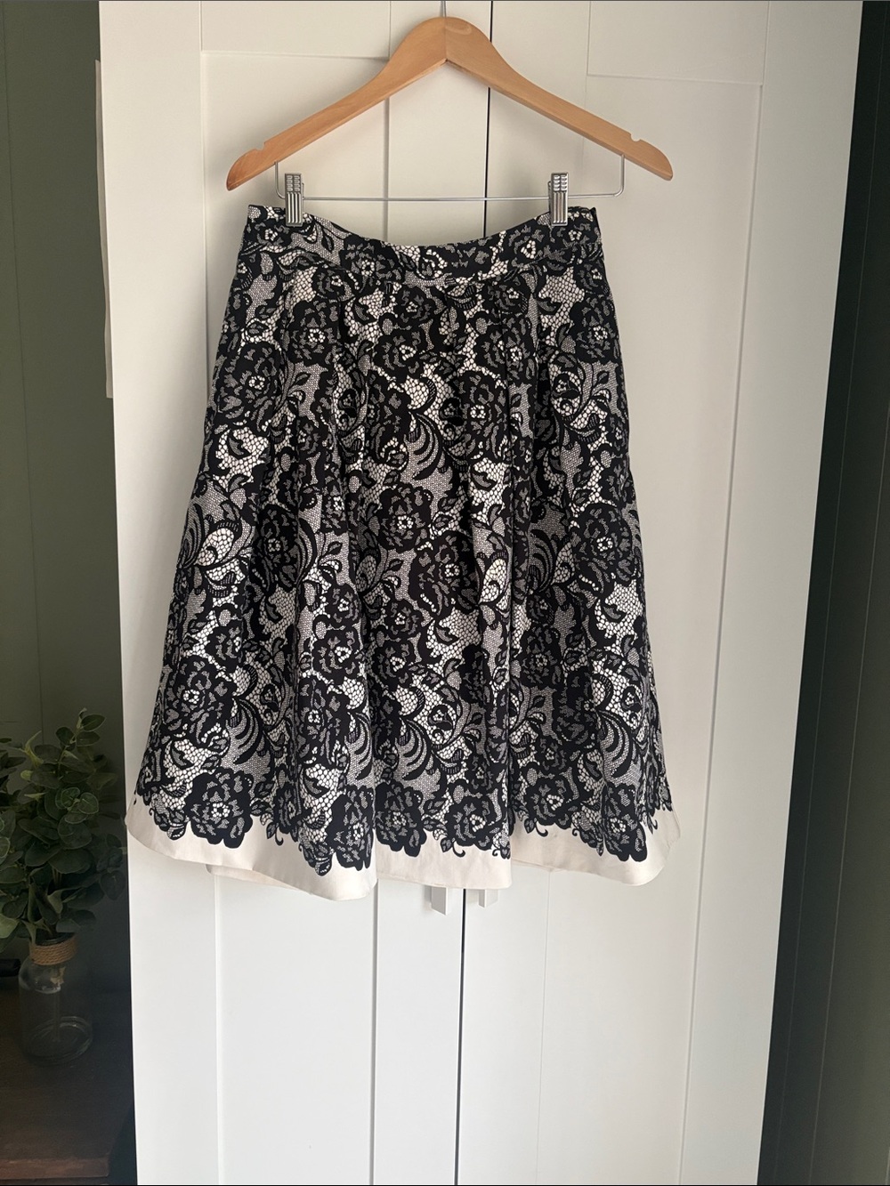 White House Black Market Black and White Lace Skater Skirt Sz 8